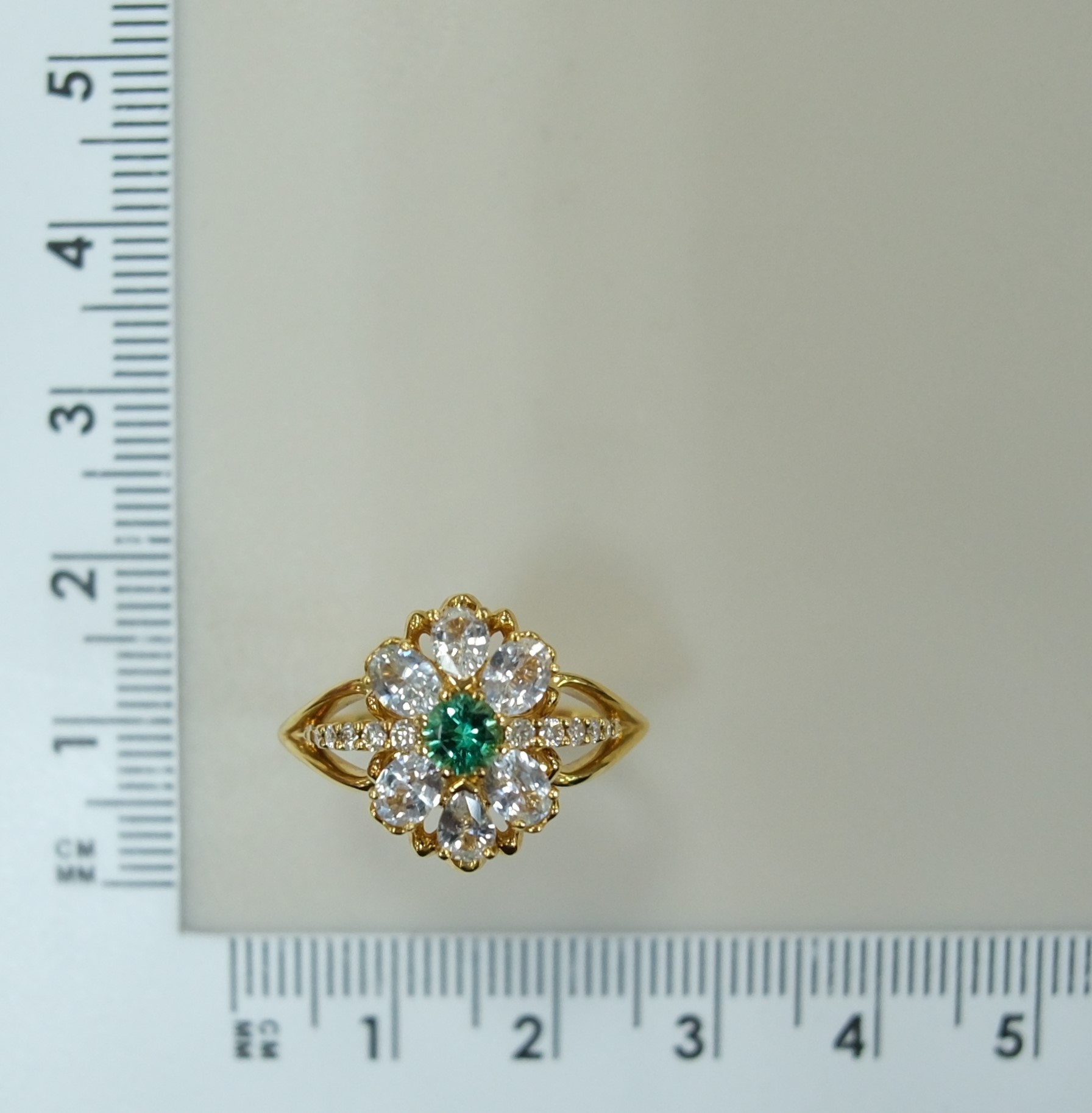 Кольцо из желтого золота с изумрудом